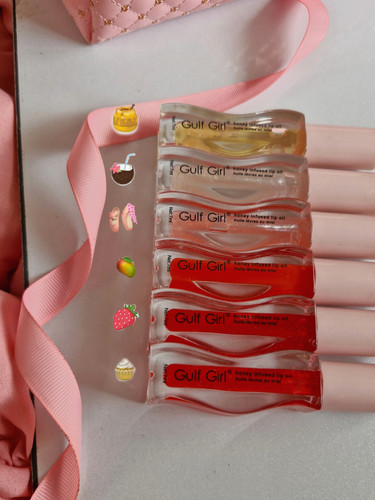 لیپ اویل گلف گرل، روغن لب میوهای گلف گرل، لیپ گلاس رنگی، لیپ اویل گیسو، خرید لیپ اویل گیسو، بهترین جایگزین لیپ اویل گیسو، بالم لب براق، مراقبت از لب با عصاره میوه، آرایش لب درخشان، خرید محصولات گلف گرل، آبرسانی عمیق لب، لیپ اویل رنگی.